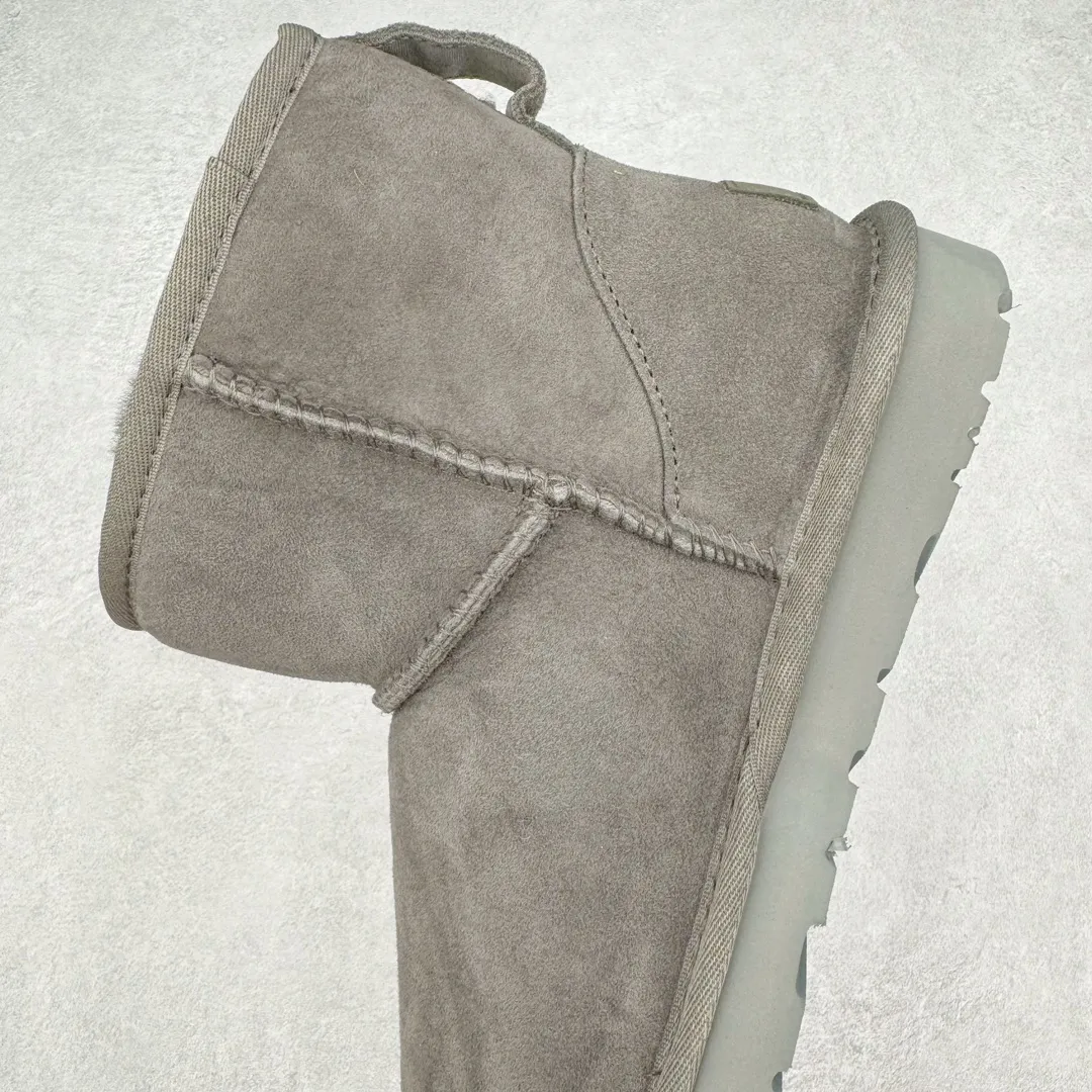 Pick up locally💰520 UGG 6222 Classic short-cut autumn and winter sheepskin and fur integrated snow boots. All shoes are made from the same factory as ZP. Longfeng A-grade Australian imported sheepskin and fur integrated men's and women's boots. Brand OEM production line. Fully follow the ZP process. OEM original pattern maker. Adhering to the principle of no original shoes and no development selection. Pay attention to every detail. The most authentic version on the market. TREADLITE "Light Wing" technology outsole. Lightweight/durable/flexible/pile size: 35 36 37 38 39 40 41 42 43 44 45 Coding: by2936070